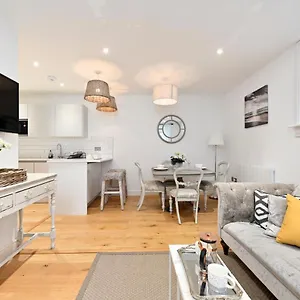 Holiday home The Mews - Stylish & Central Townhouse, Up To 6 Guests