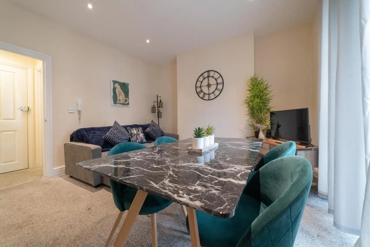 Luxury 3 Bedroom Apartment Near Brighton Beach