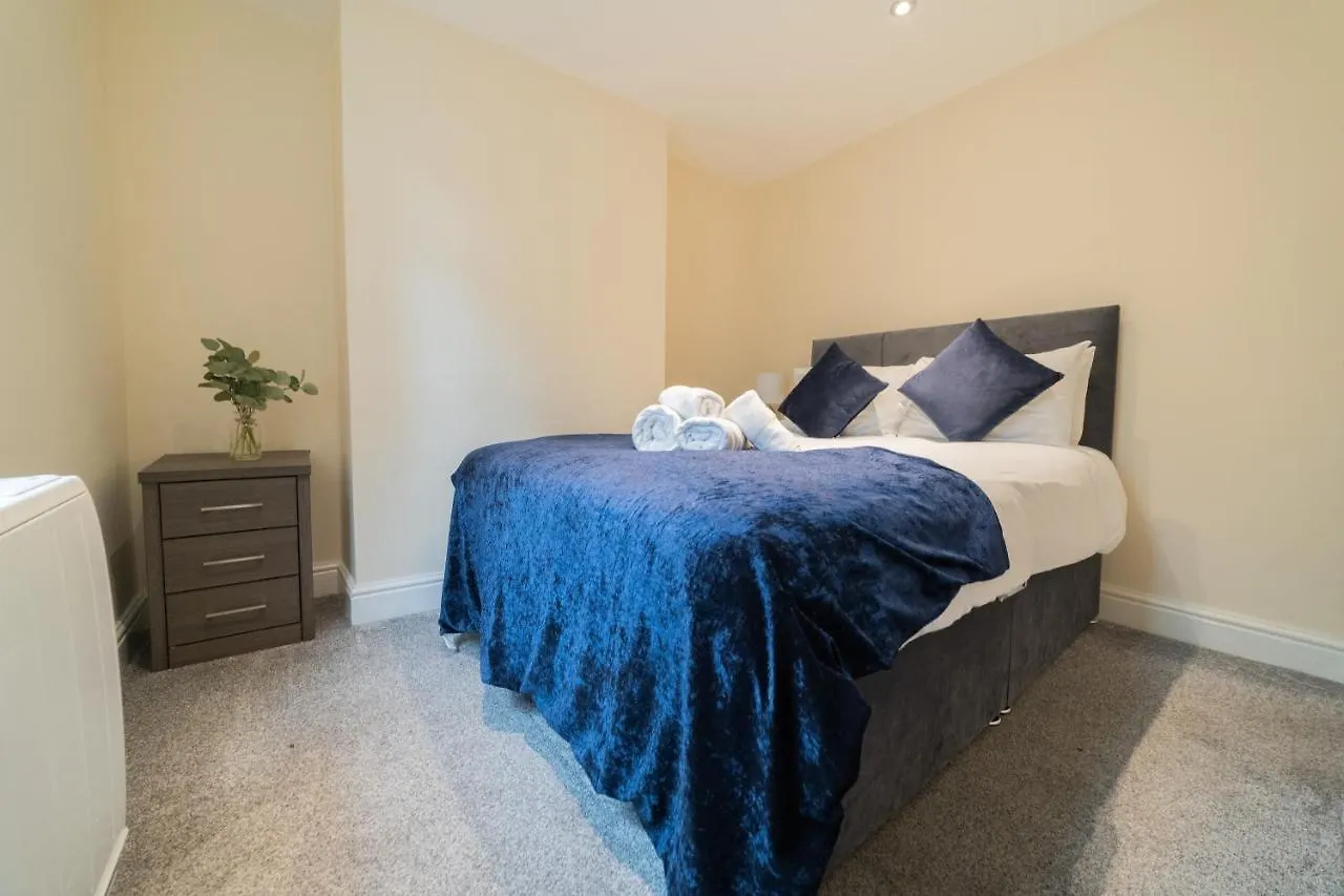 Luxury 3 Bedroom Apartment Near Brighton Beach