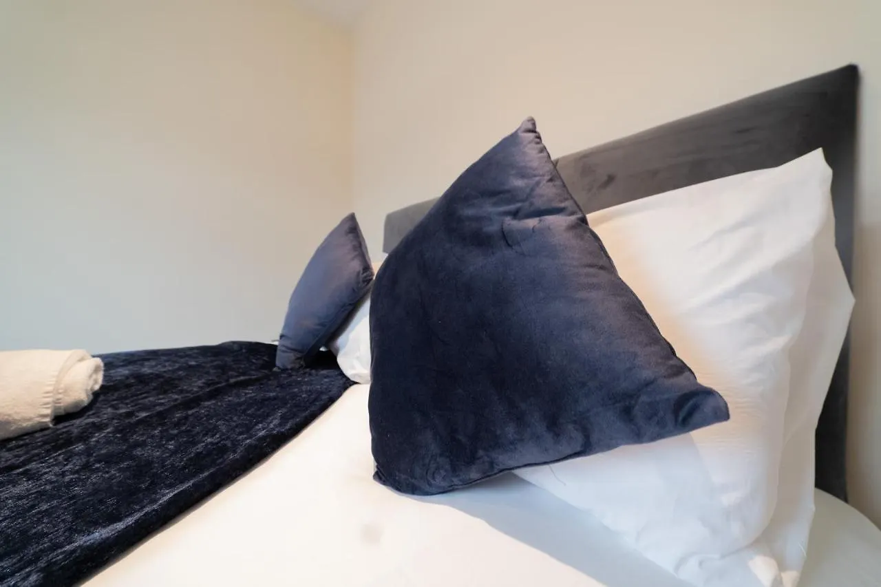 Luxury 3 Bedroom Apartment Near Brighton Beach